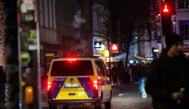 Unbekannte gehen brutal auf Polizisten los