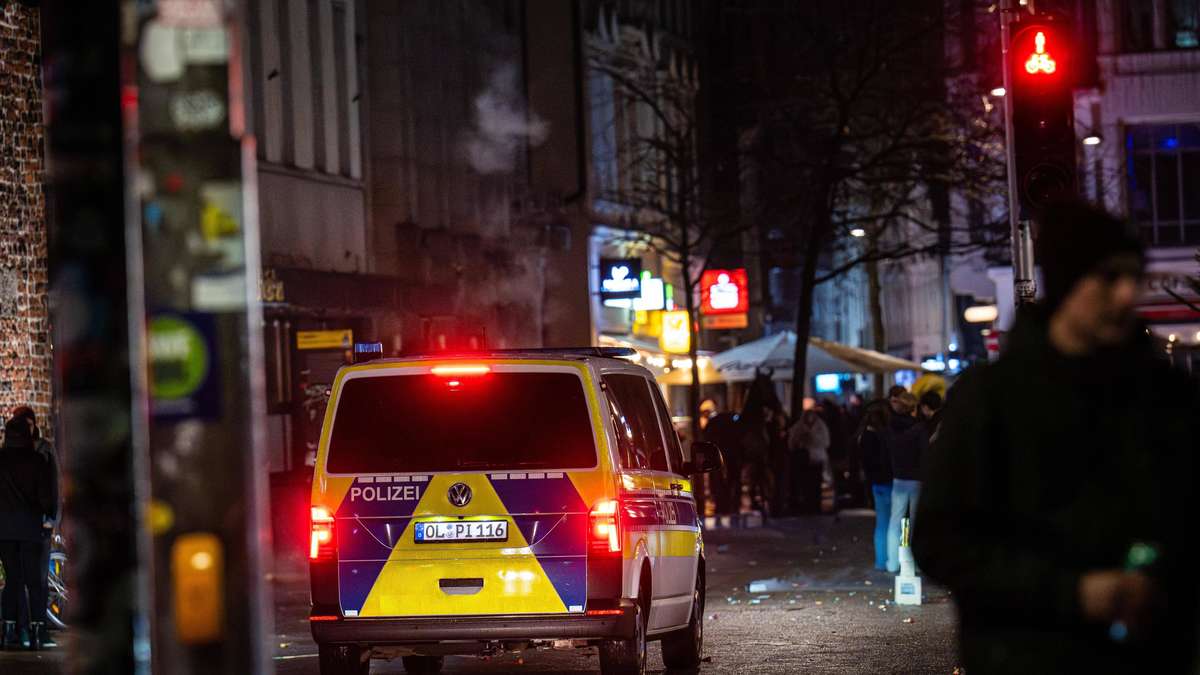 Unbekannte gehen brutal auf Polizisten los