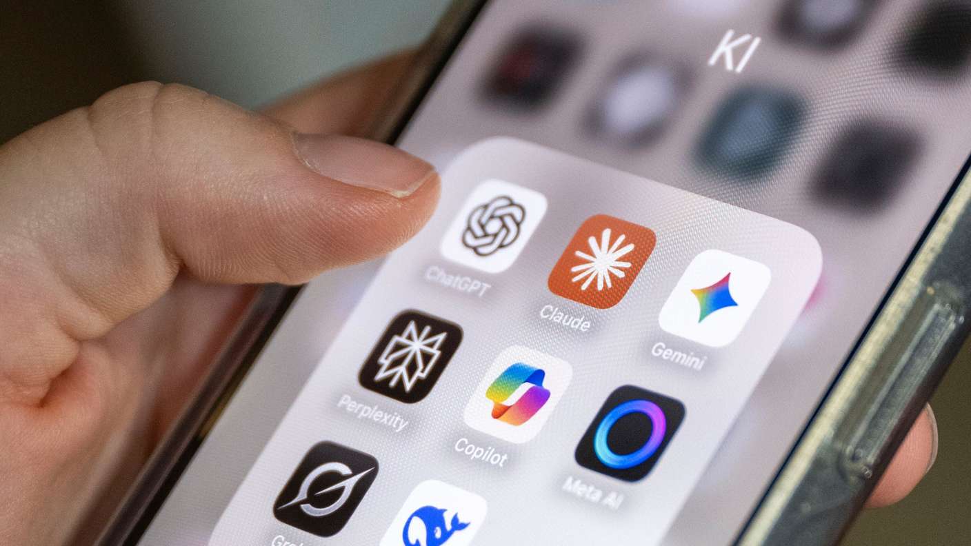 Symbole unterschiedlicher KI-Apps auf einem Smartphone