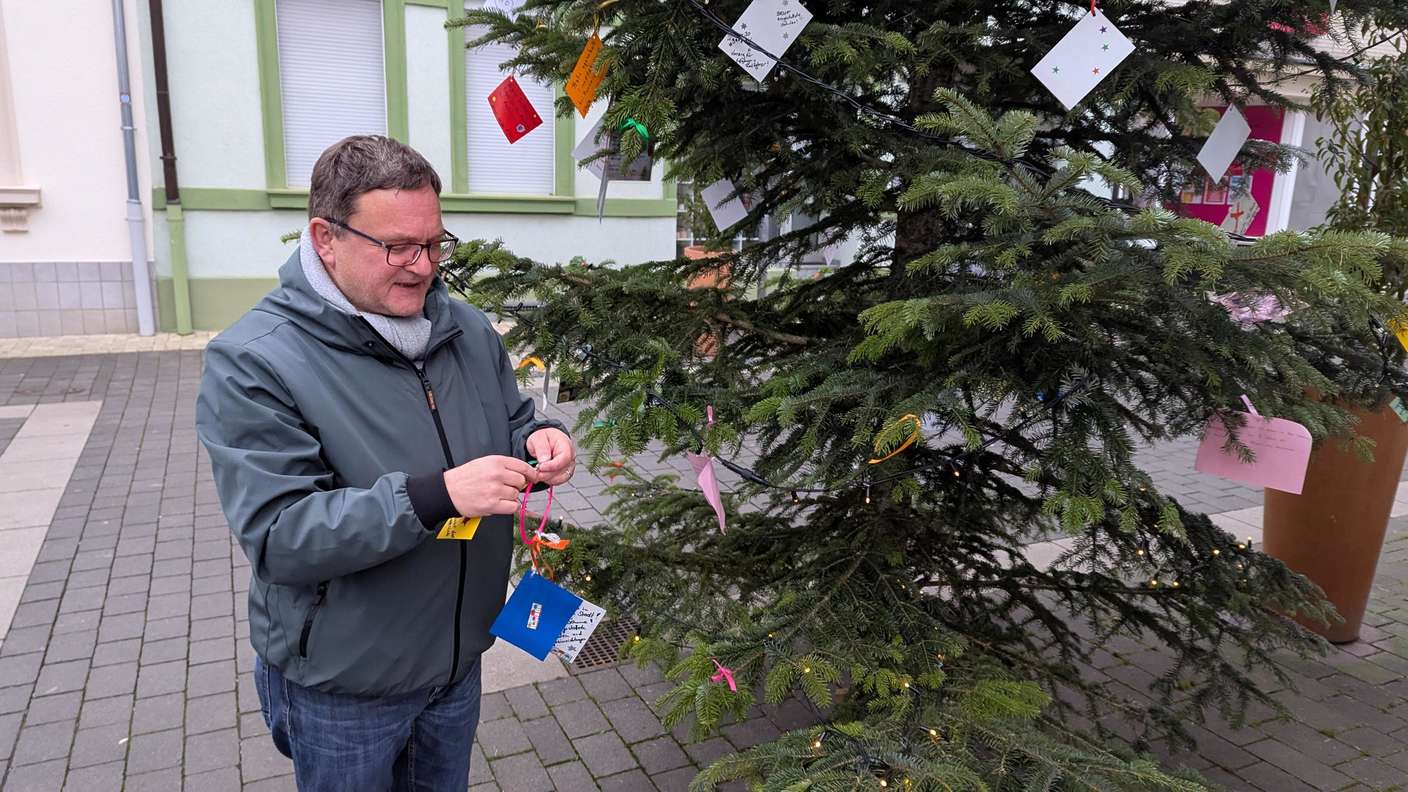Bürgermeister Gene Hagelstein verschafft sich einen Überblick über die formulierten Anliegen.