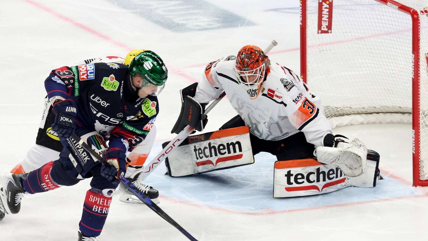 DEU, DEL, 1.EBL, Eisbaeren vs. Loewen Frankfurt, / 02.01.2026, Uber-Arena, Berlin, DEU, DEL, 1.EBL, Eisbaeren vs. Loewen Frankfurt, im Bild Yannick Veilleux Eisbaeren Berlin 38, MIRKO PANTKOWSKI Loewen Frankfurt 30 *** DEU, DEL, 1 EBL, Eisbaeren vs Loewen Frankfurt, 02 01 2026, Uber Arena, Berlin, DEU, DEL, 1 EBL, Eisbaeren vs Loewen Frankfurt, in the picture Yannick Veilleux Eisbaeren Berlin 38 , MIRKO PANTKOWSKI Loewen Frankfurt 30 nordphotoxGmbHx/xEngler nph00076