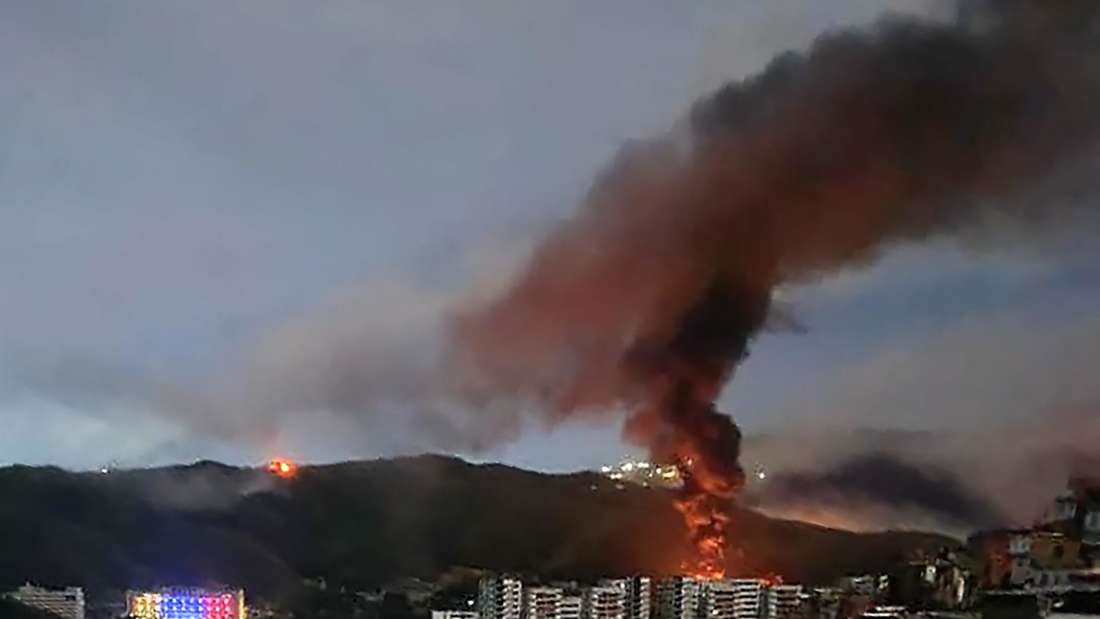 Das Feuer im Fuerte Tiuna, Venezuelas größtem Militärkomplex, ist nach einer Reihe von Explosionen in Caracas am 3. Januar 2026 aus der Ferne zu sehen.