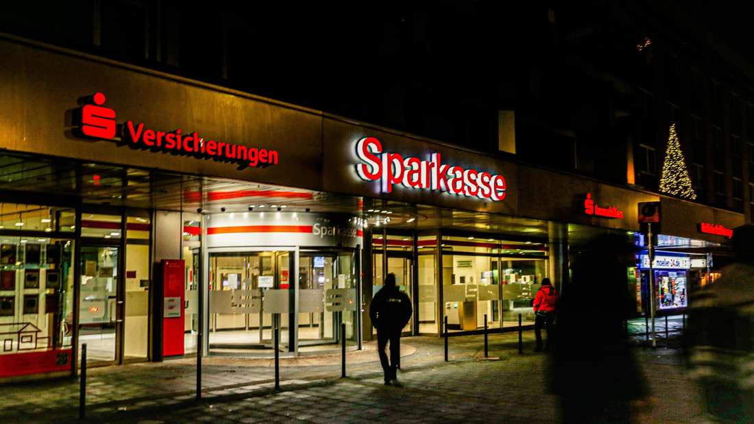 Blick auf die Sparkassenfiliale bei Dunkelheit von außen.