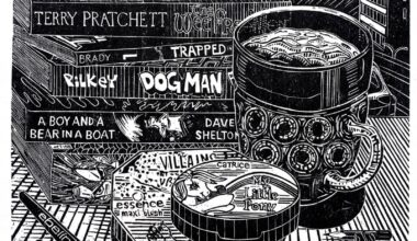 Zu sehen ist ein kontrastreicher Holzschnitt von Gabriela Jolowicz: Im Hintergrund stapeln sich populäre Bücher und Mangas, davor sind weitere Gegenstände angesammelt.