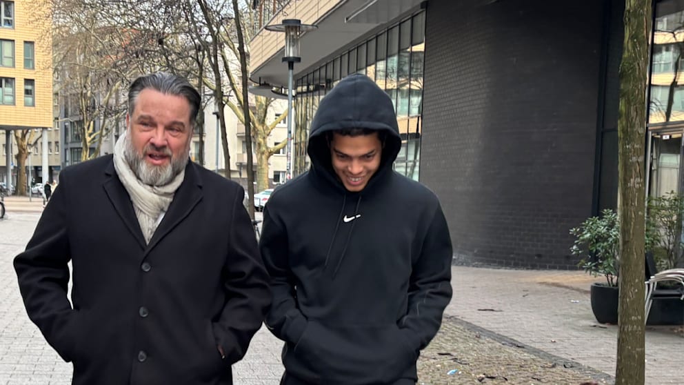 Jahmai Simpson-Pusey (20/r.) nach dem Medizincheck in der MediaPark-Klinik