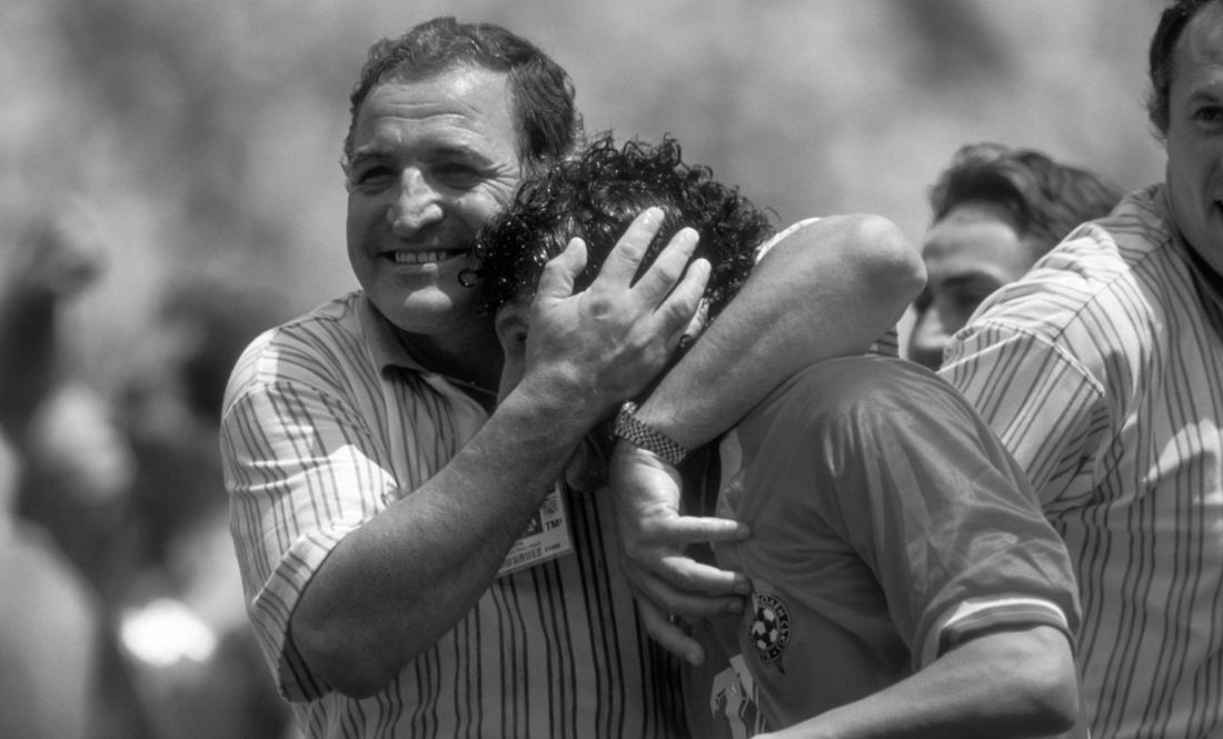 Dimitar Penew herzt Krassimir Balakov nach dem Viertelfinal-Sieg der Bulgaren gegen Deutschland bei der WM 1994.