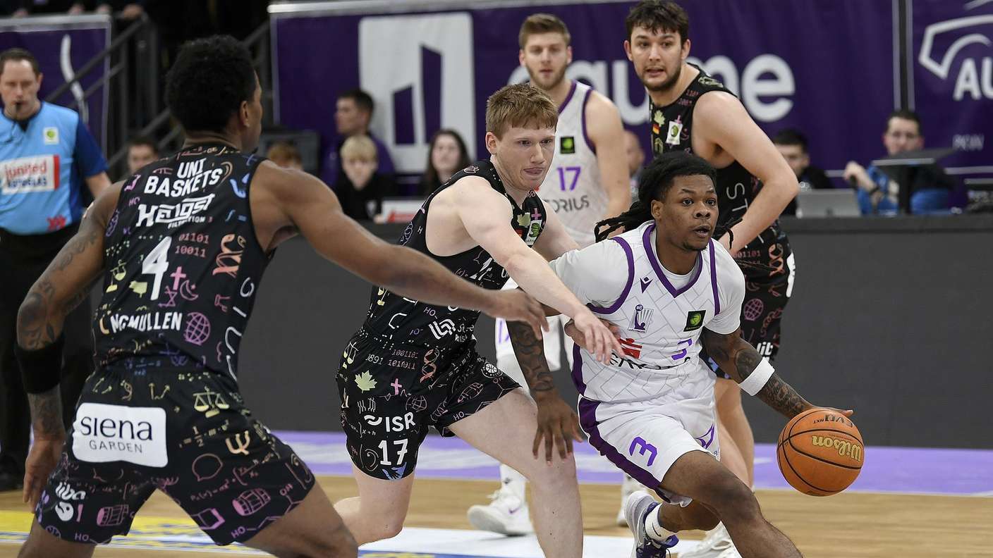 Starke 26 Punkte: BG-Spielmacher Jordan Sears	(rechts) gegen die Münsteraner Oliver Pahnke und Nicholas McMullen (4).