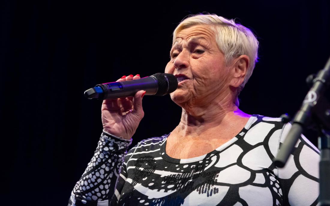 Jazz Gitti auf der Bühne