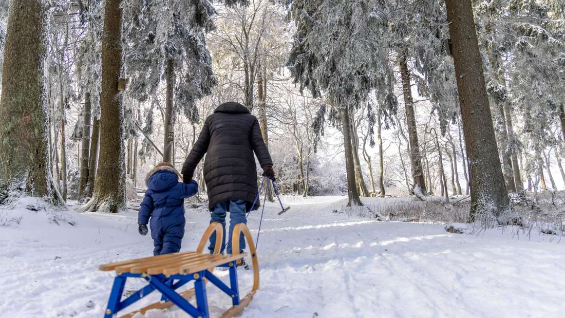 Pünktlich zum Start ins neue Jahr zeigt sich der Große Feldberg winterlich. Der höchste Berg des Taunus ist von Schnee und Raureif bedeckt. 