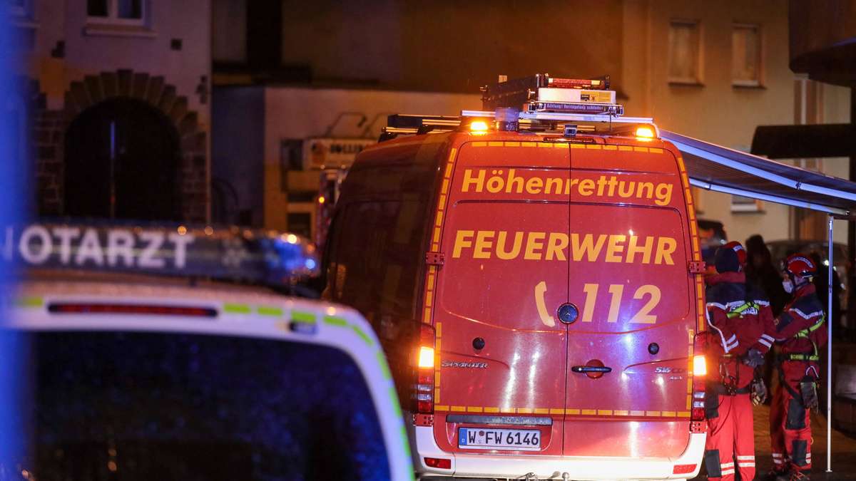 Frau stürzt beim Katzenfüttern in NRW 8 Meter ab – Höhenretter im Einsatz