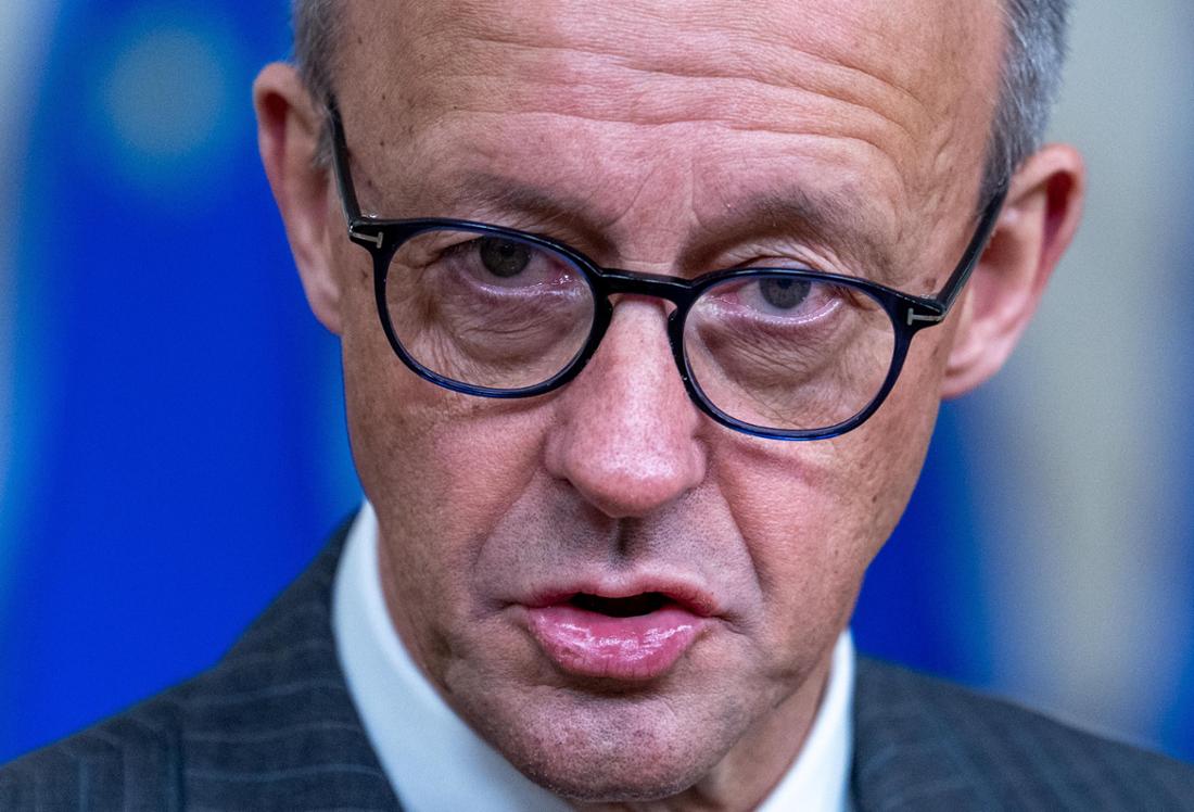 Bundeskanzler Friedrich Merz (CDU) kommt zu der ersten Arbeitssitzung beim EU-Gipfel.