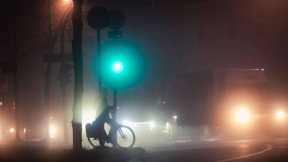 Mercedes-Fahrer bedroht Radfahrer plötzlich mit Schusswaffe