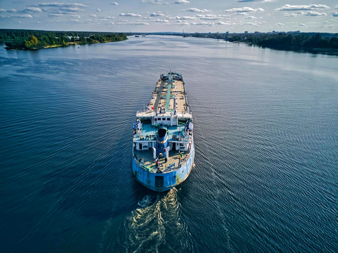 Russischer Tanker im Fluss Wolga