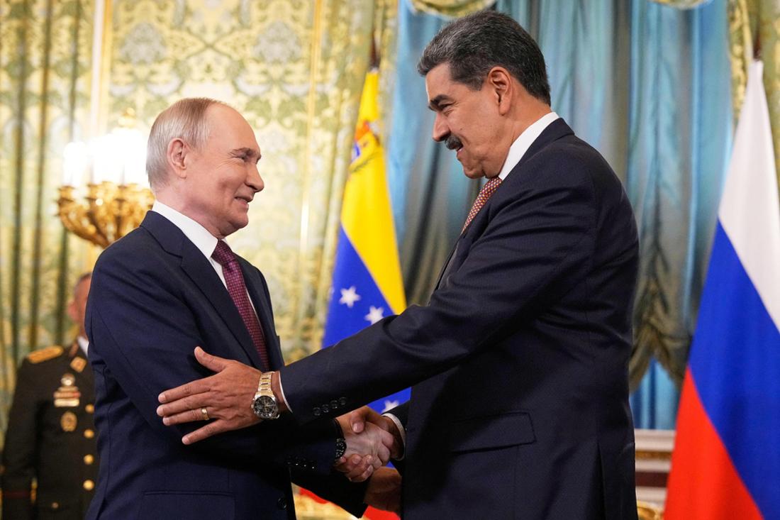 Nicolás Maduro und Wladimir Putin schütteln sich die Hand.