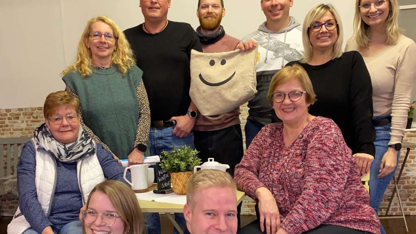 Die Theatergruppe Buchenberg führt am 15.01., 17.01. sowie 18.01.2026 das Theaterstück „Lottes Café“  auf. Foto: Renate Hameln/pr