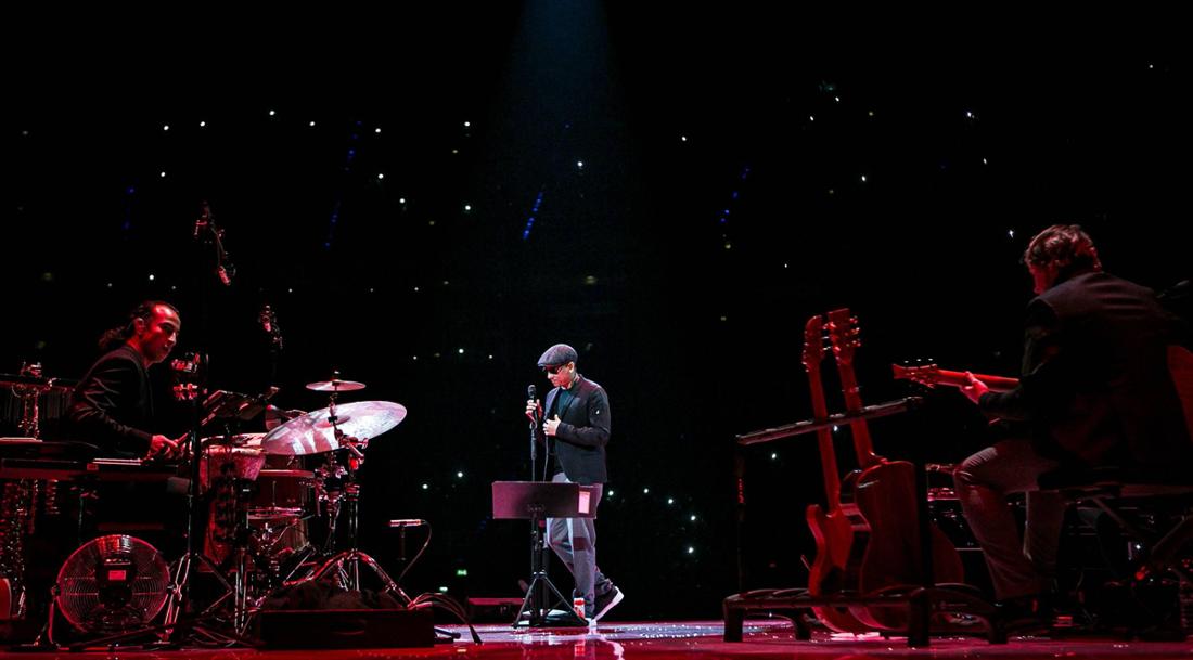 Xavier Naidoo Live in Koeln Koeln Lanxess Arena am 08 12 2017 Xavier Naidoo Aktion Einzelbild 
