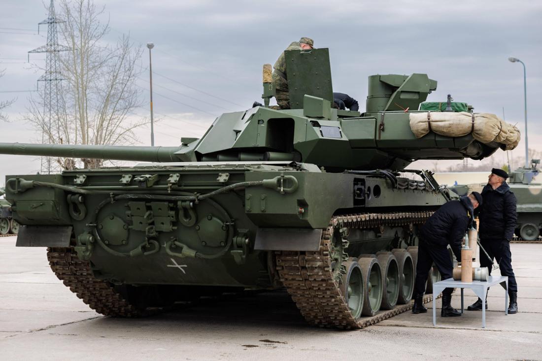 Rekruten während der Wartungs- und Reparatur-Ausbildung an einem russischen T-14-Armata-Panzer.