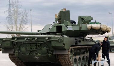 Parade-Panzer wird Schlacht-Schiff: Putin fleddert Armata-Flotte