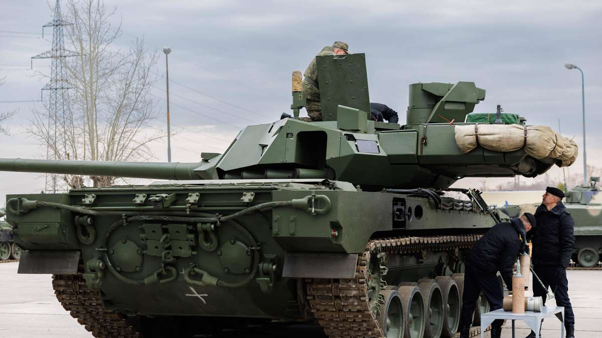 Parade-Panzer wird Schlacht-Schiff: Putin fleddert Armata-Flotte