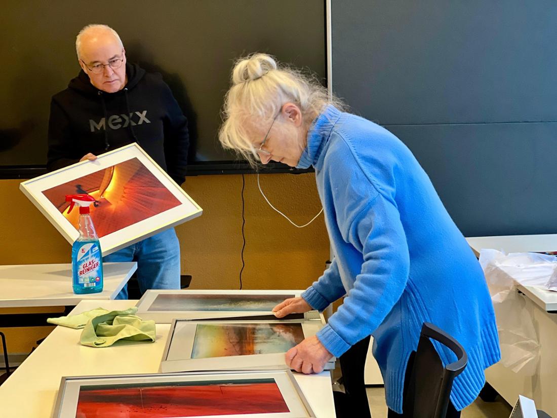 Am Wochenende wurden im Kulturort die Bilder einheitlich gerahmt und aufgehängt. Die Fotografen legten selbst Hand an.