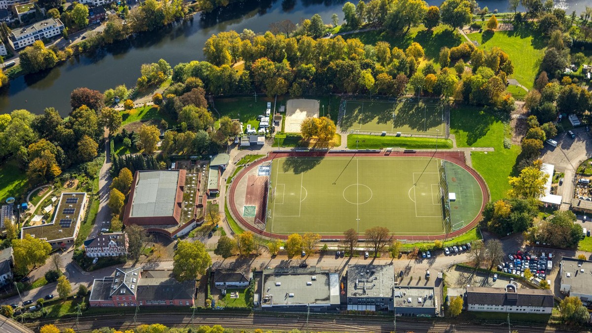 Auf dem Sportplatz im Löwental soll der Kunstrasen erneuert werden.
