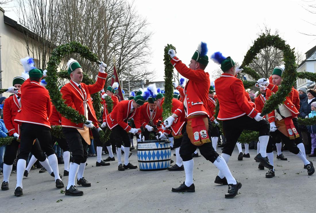 Wochenlang übten die Ismaninger, damit der Auftakt reibungslos abläuft. Es hat sich gelohnt: Die Tänze und Figuren klappten perfekt.