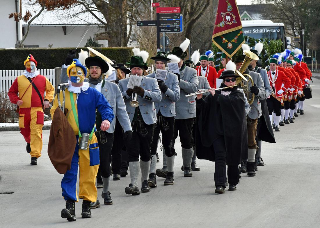 Die Feldkirchner Blaskapelle begleitete die Schäffler musikalisch.