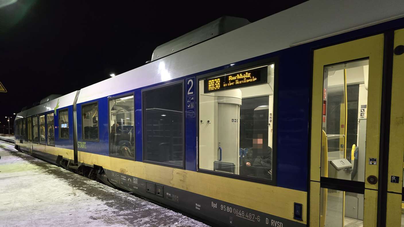 Ein Zug an einem Bahnsteig im Winter.
