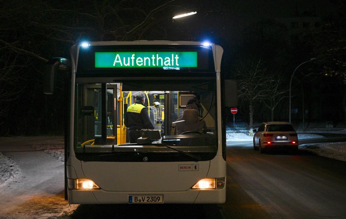 Nach dem Stromausfall in Berlin stellt die BVG Busse zum Aufenthalt zur Verfügung. 
