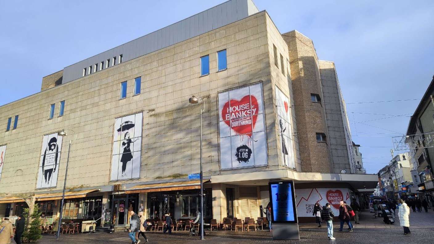Blick auf das C&A-Gebäude mit Werbung für die Ausstellung. 