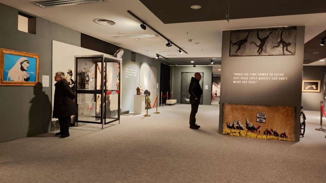 Blick in die Austellung mit Besuchern.