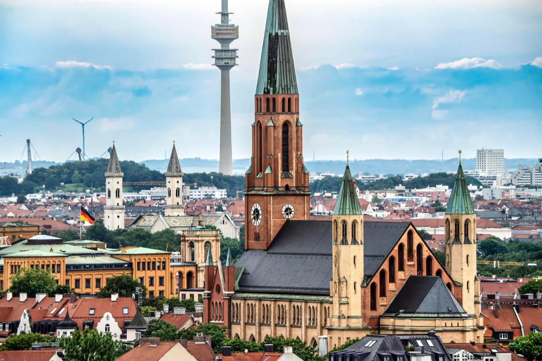 Blick über Haidhausen zum Olympiaturm, München, Juni 2024 Deutschland, München, Juni 2024, Blick über Haidhausen und die