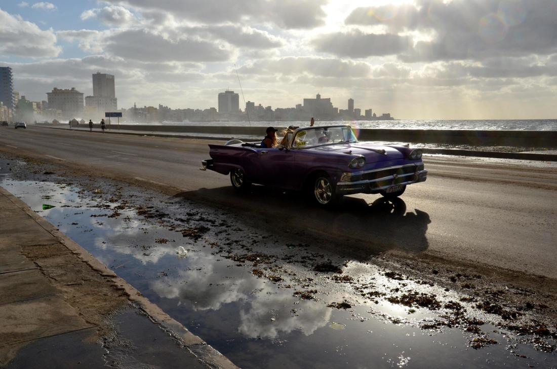 Der Malecón in Havanna: Die berühmten Oldtimer sind für viele Kubaner auch touristische Einnahmequelle.
