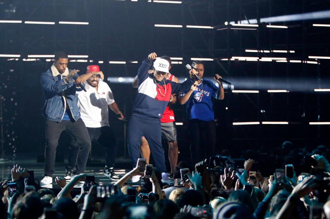 Bruno Mars tritt während der MTV Europe Music Awards 2016 am 6. November 2016 im Ahoy Rotterdam in Rotterdam, Niederlande, auf.