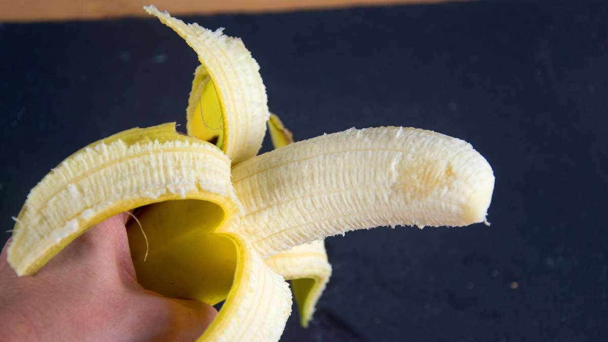 Warum Sie die weißen Fäden an der Banane mitessen sollten