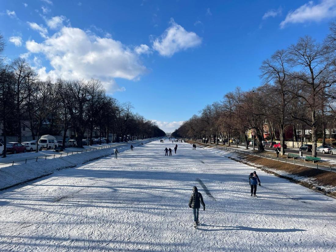 Das schöne Wetter am Mittwochmittag nutzten viele Münchnerinnen und Münchner, um sich auf dem Nymphenburger Kanal auszutoben. 
