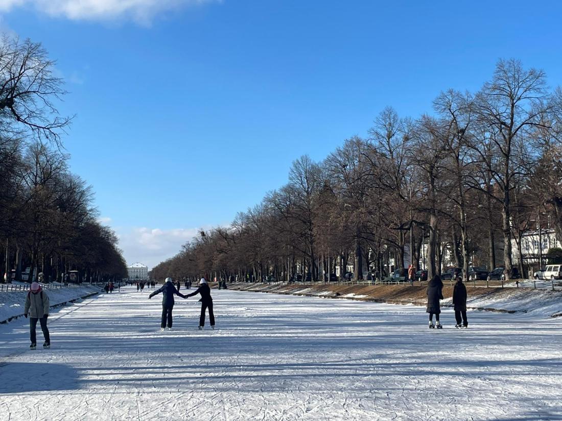 Hand in Hand Schlittschuhlaufen auf dem Nymphenburger Kanal – und das bei schönster Wintersonne.