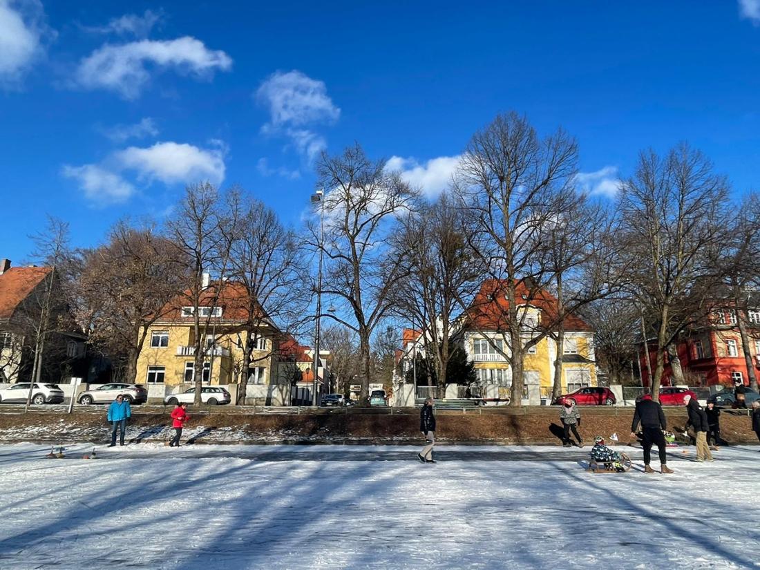 Ein Klassiker durfte dabei natürlich nicht fehlen: Eisstockschießen. Gleich mehrere Gruppen traten gegeneinander an. Am Ende des Spiels wurden vereinzelt auch Gewinneinsätze ausgezahlt.