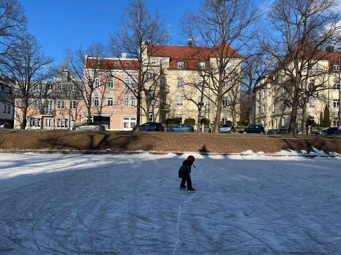 Auch ein junger Nachwuchs-Eishockeyspieler flitzte über den gefrorenen Kanal.