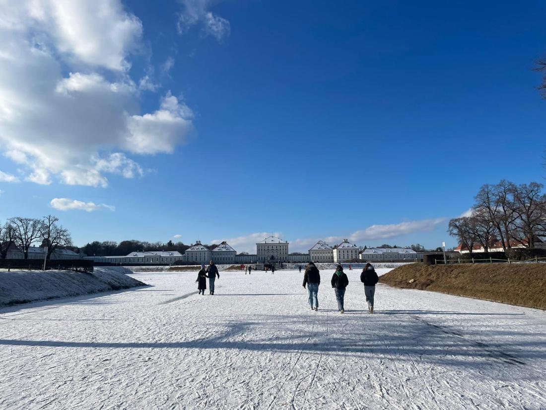 Blauer Himmel, ein gefrorener Kanal und das dahinterliegende Schloss Nymphenburg – ein Anblick, bei dem vielen Münchnerinnen und Münchnern das winterliche Herz aufgehen dürfte.