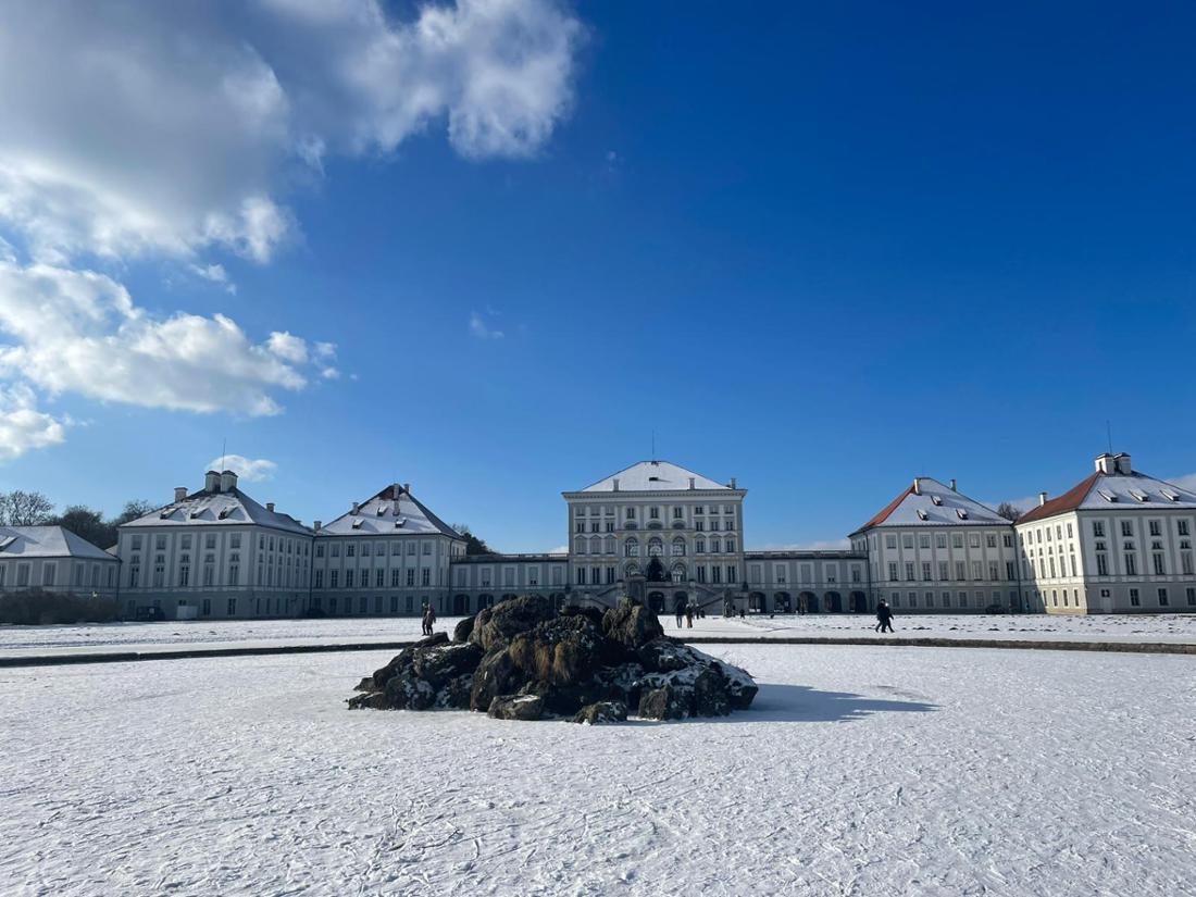 Majestätisch erhebt es sich über dem gefrorenen Kanal und der Münchner Winterlandschaft.
