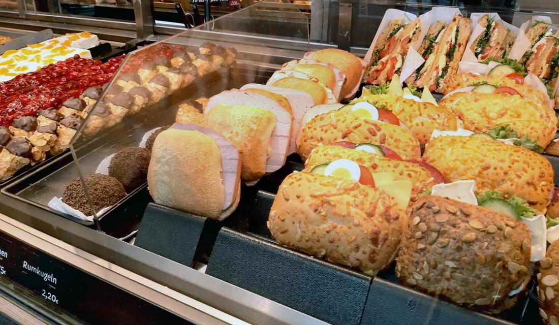 Backwaren und Brötchen in einer Baeckerei Theke