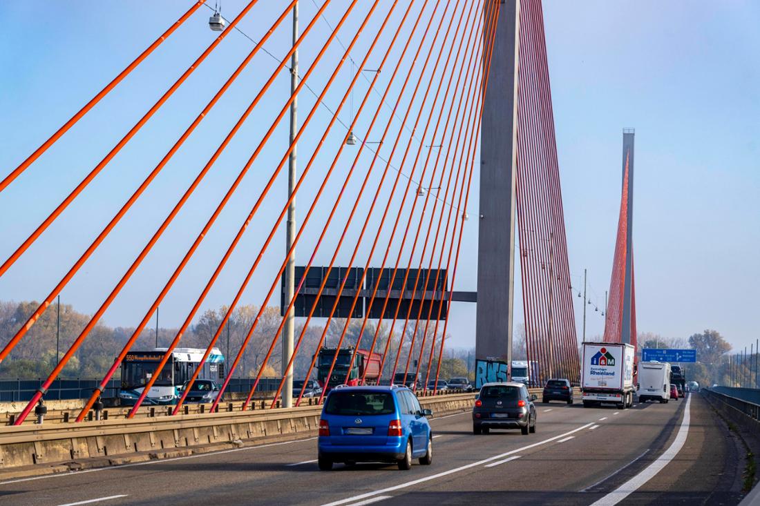 Friedrich-Ebert-Brücke über den Rhein bei Bonn, auch Nordbrücke genannt, Autobahnbrücke der A565, Schrägseilbrücke, NRW.