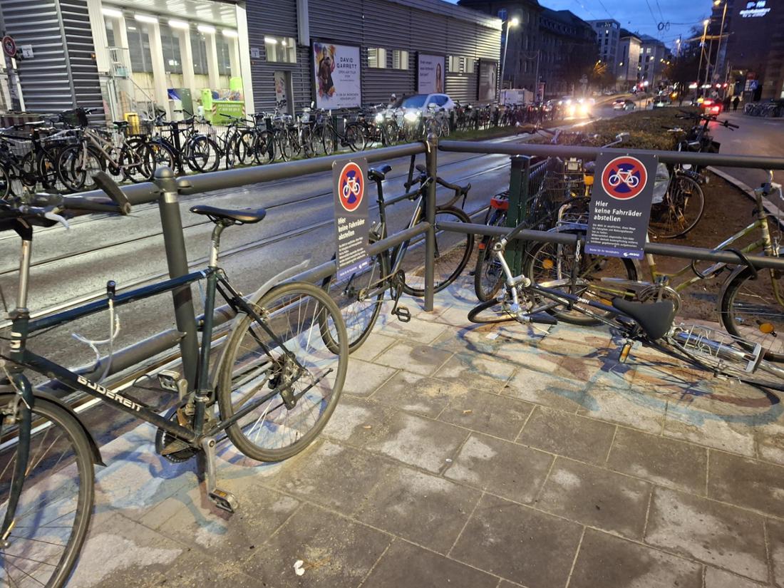 Trotz Verbotsschilder am Hauptbahnhof zu finden: eine Menge Fahrräder.