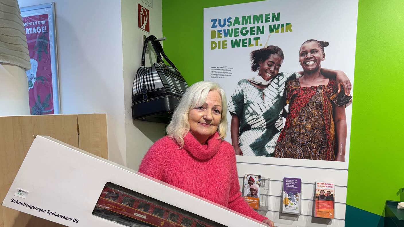Zu sehen ist Doris Santifaller, die im zehnten Jahr als Ehrenamtliche im Oxfam-Shop im Oeder Weg tätig ist mit einer Spende eines großen Märklin-Waggons, die leider schon vor Weihnachten kam.