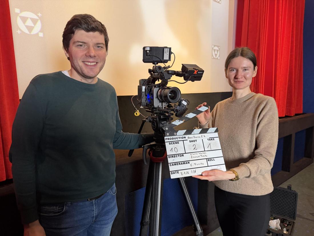 Emanuel Fusillo und Elena Walter mit Kamera und Filmklappe in der Lichtburg