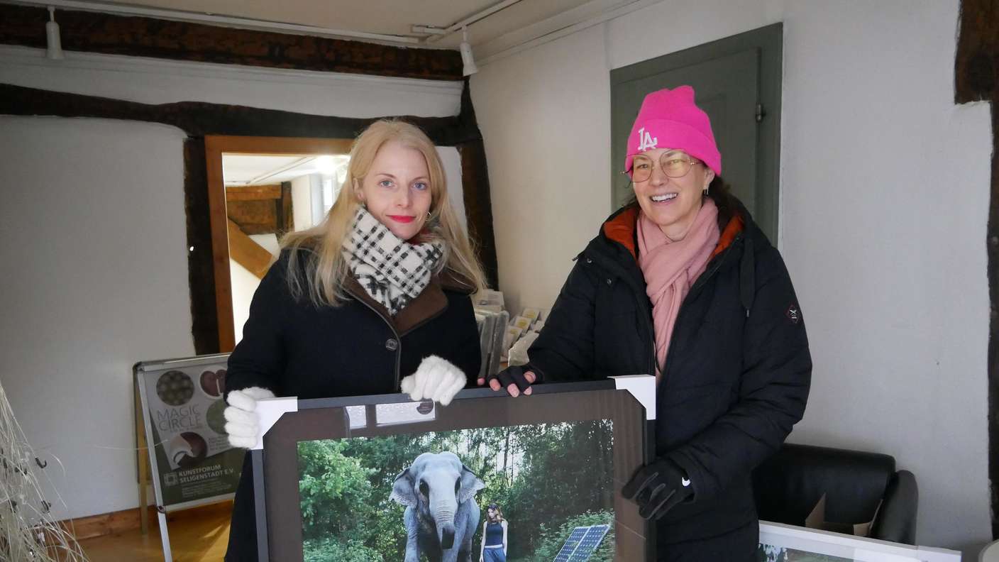 Dr. Julia-Constance Dissel (l.) und Fotografin Sandra Mann bei der Vorbereitung der Ausstellung