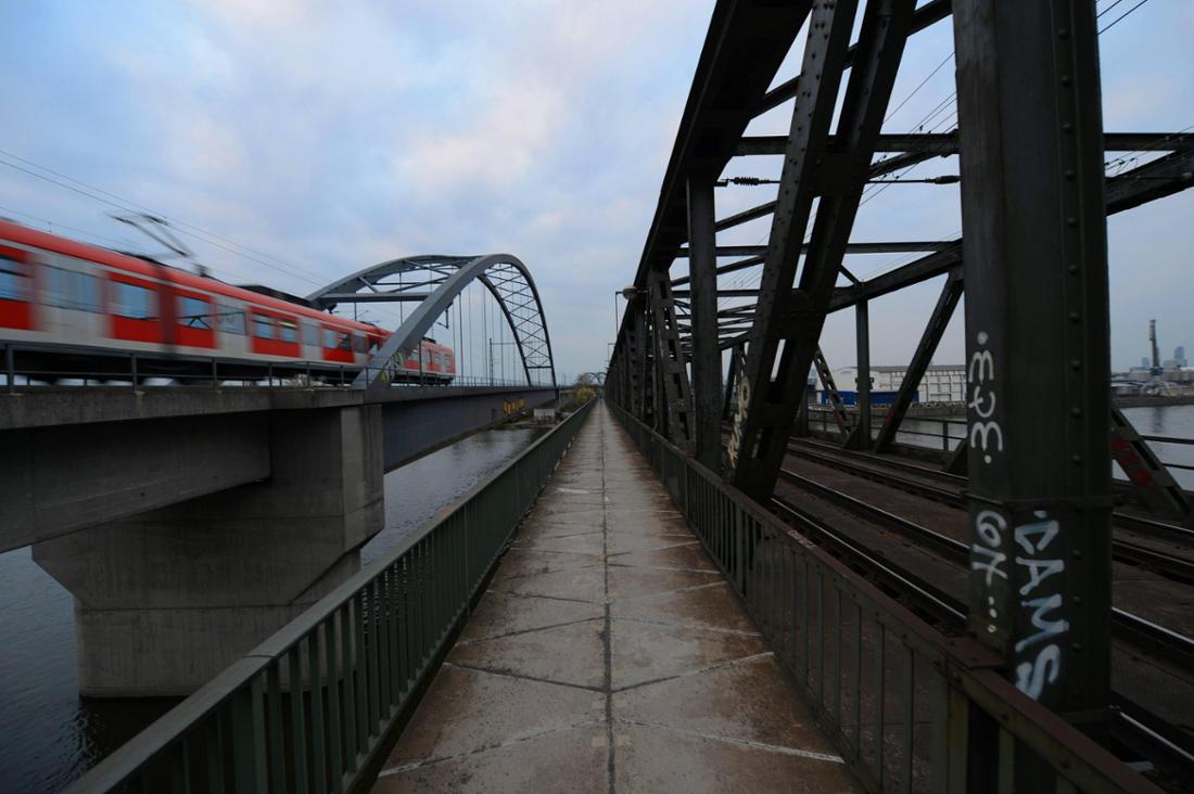 Frankfurt, 21.04.2013, TAGESSATZFrankfurt, Bei Niederrad vor dem Klärwerk wird ab 2016 eine neue Eisenbahnbrücke gebaut. Die dritte Brücke dort. Brückenschlag (Andreas Arnold, Mobil 0151 / 234 244 74Friedrich- Ebert Strasse 12, 63225 Langen)