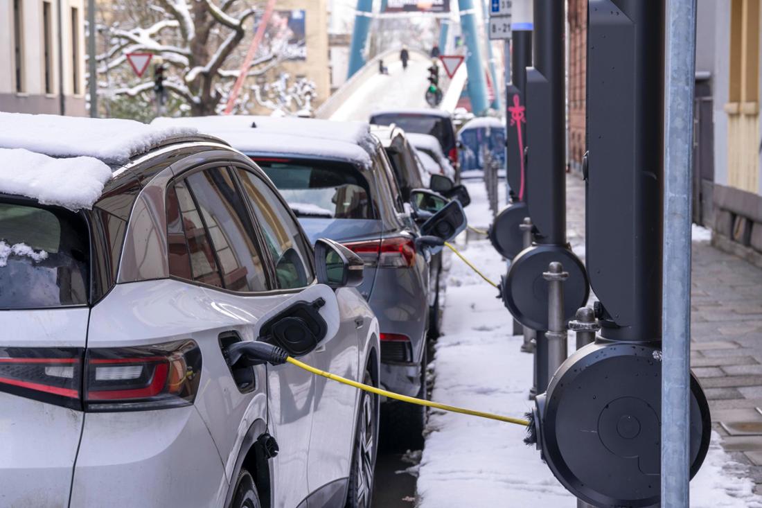 E-Autos laden im Winter in der Stadt
