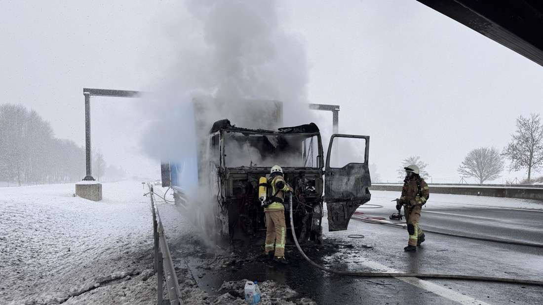 Auf der A9 bei Münchberg Süd ist am Freitag (09.01.2026) ein Amazon-Lkw in Brand geraten. Das Führerhaus des Fahrzeugs geriet vollständig in Flammen, der Lastwagen brannte komplett aus. Glücklicherweise konnten sich beide Fahrer rechtzeitig retten.